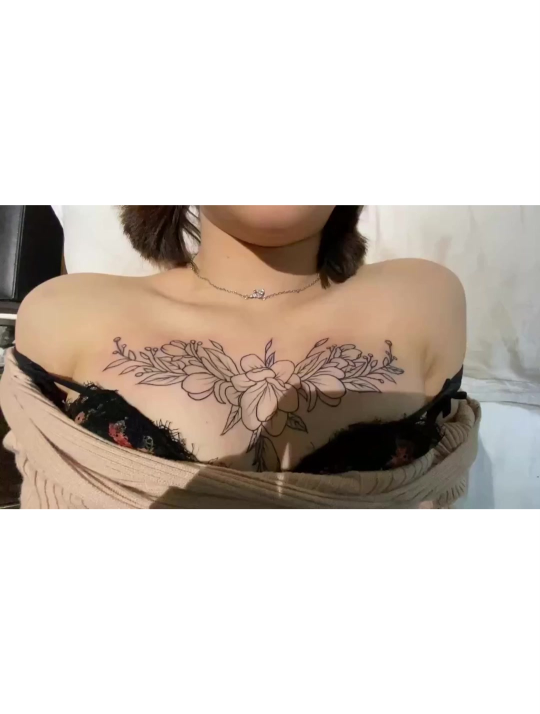 美女这个纹身太好看了,在胸前文了个桃花,是要给自己招桃花吗