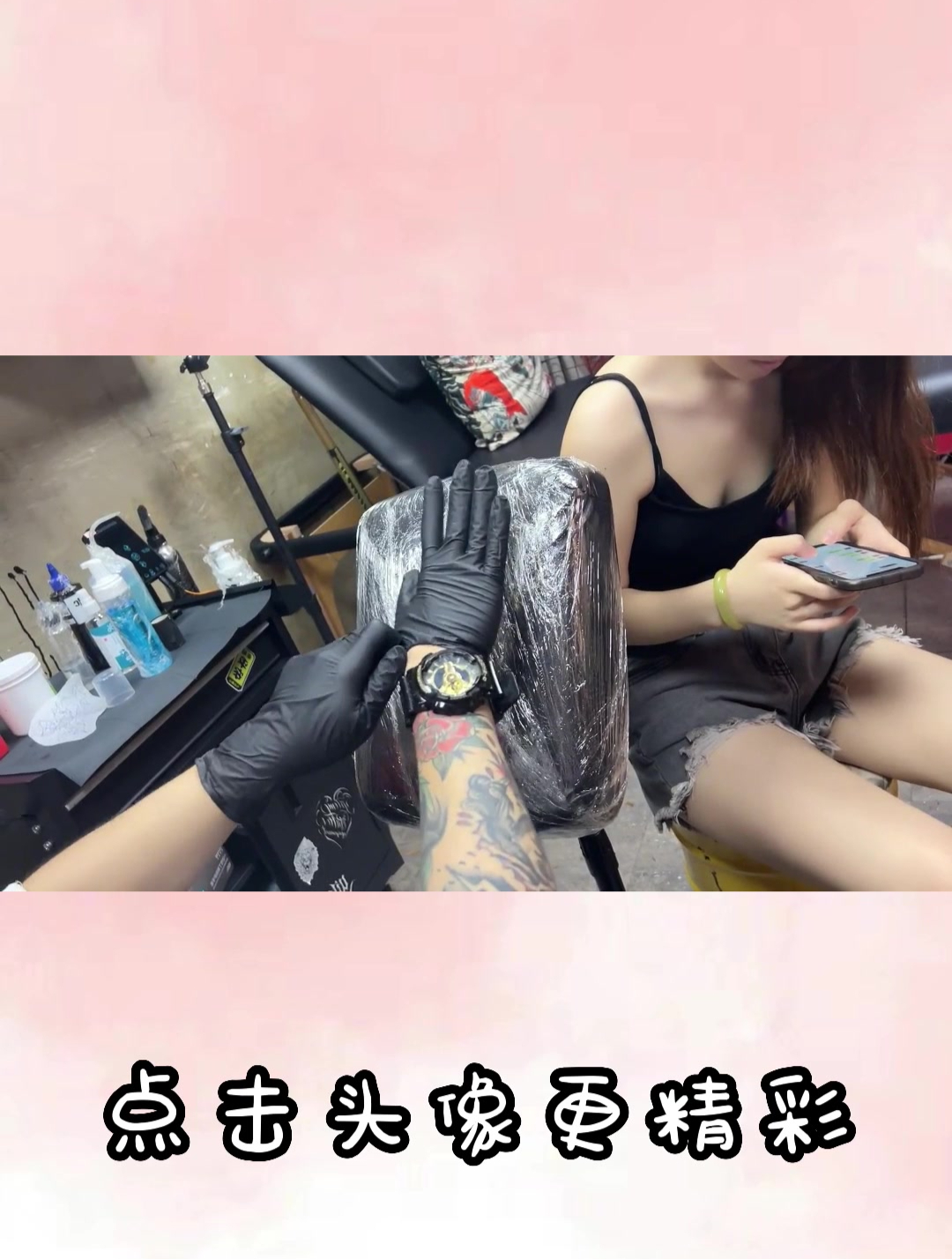 美女这个纹身真是太好看了,过程还是有点疼,疼的美女并紧了腿