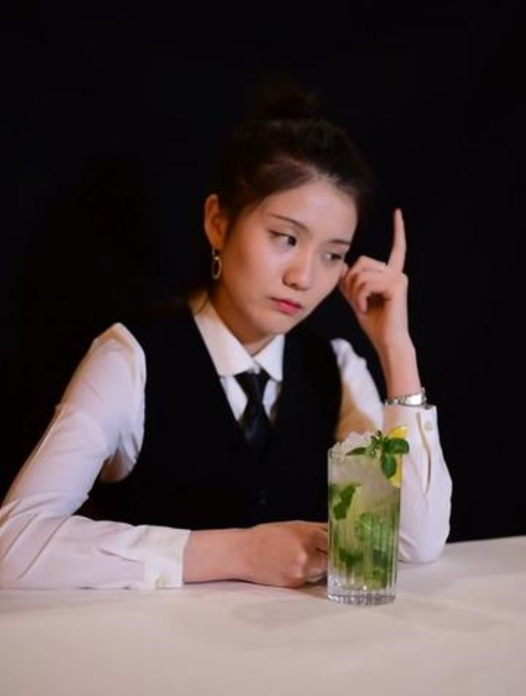 调酒师小姐姐的生日蛋糕跟花束都少不了酒吖 3 8