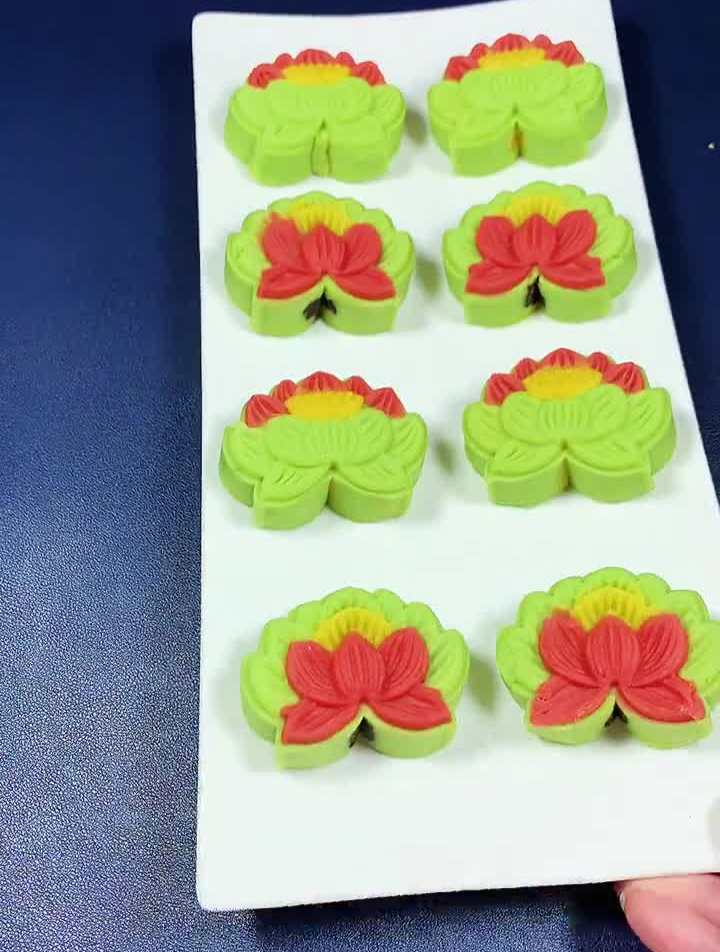 莲花桃山皮月饼,中秋节和你家的孩子一起做月饼太有意思了