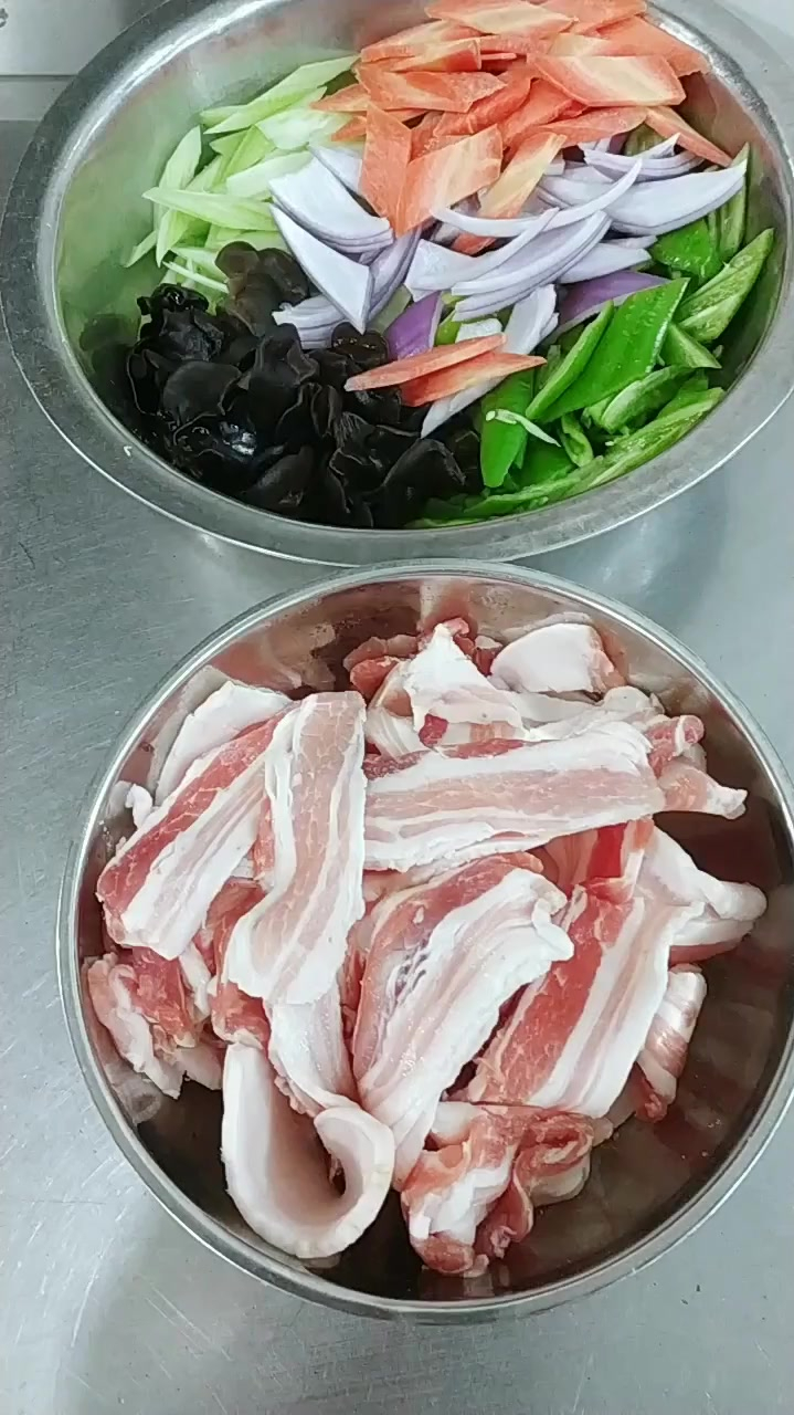 生炒五花肉,简单易学好吃下饭(五花肉去皮后冻一下比较好切)