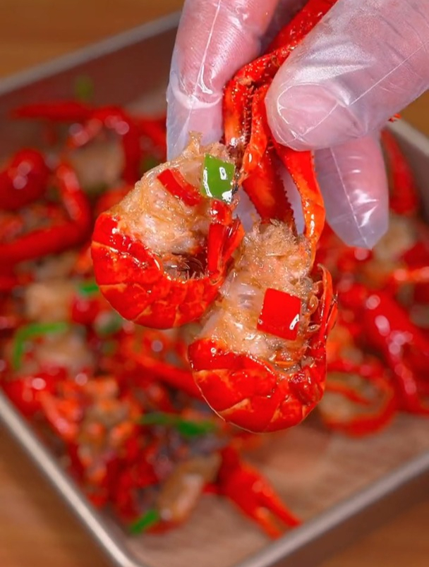 小龙虾买回来不要总是蒜蓉了,像我一样做个椒盐龙虾,椒香酥脆