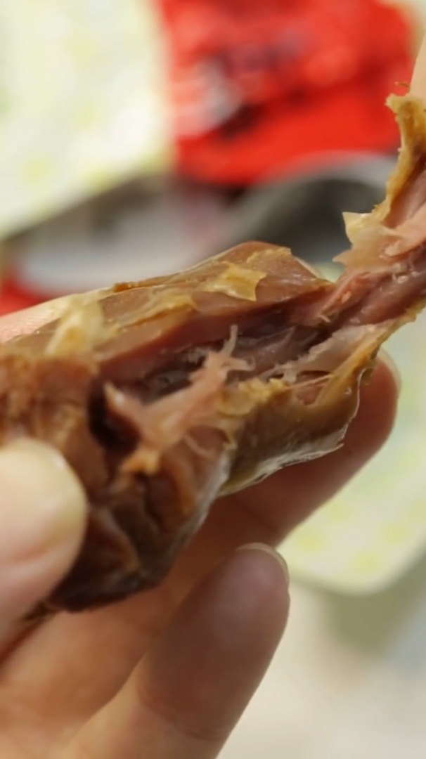 精武鸭脖肉质紧实鲜美,香香辣辣的太好吃了