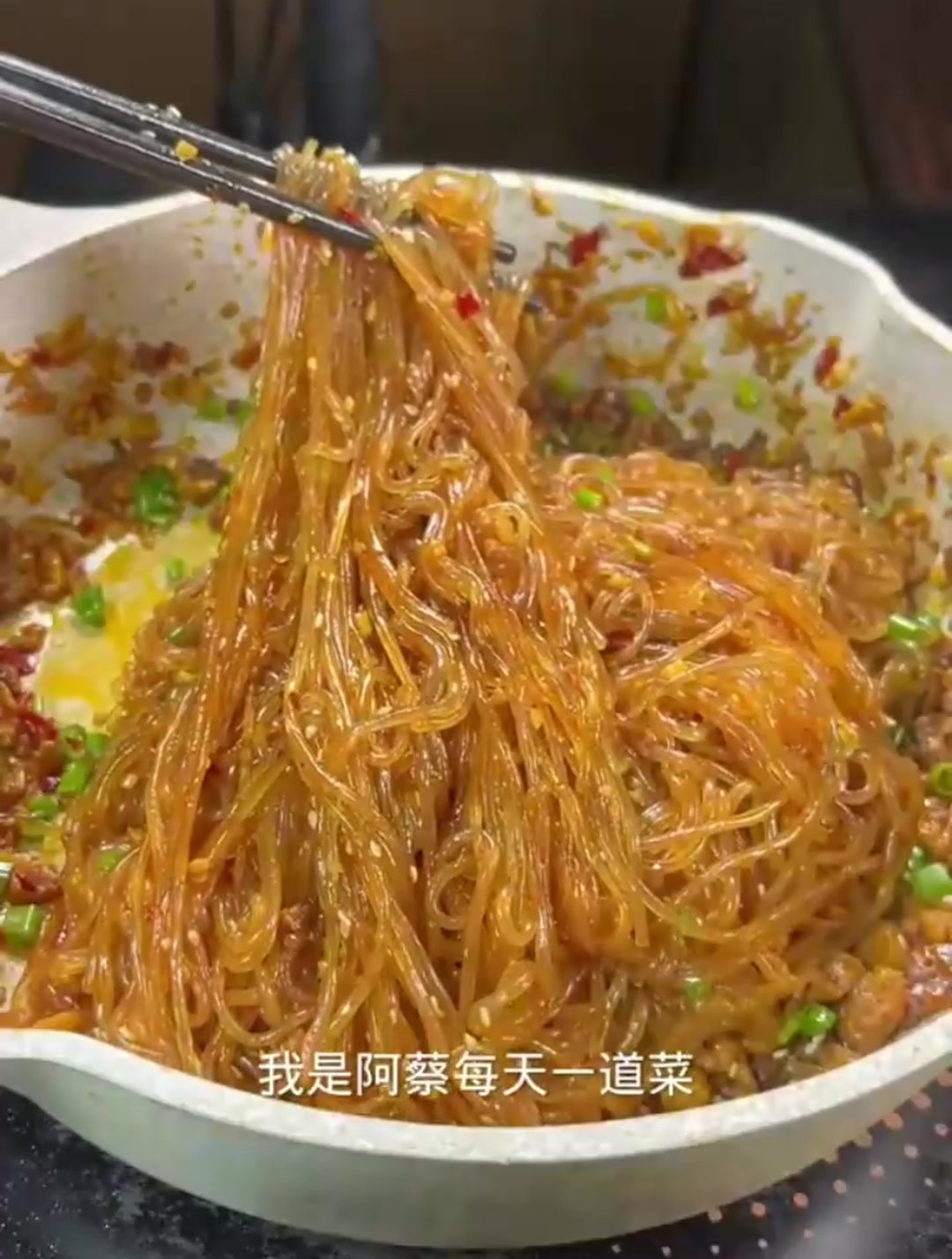 蚂蚁上树是川菜特色传统菜之一,做法简单,美味可口