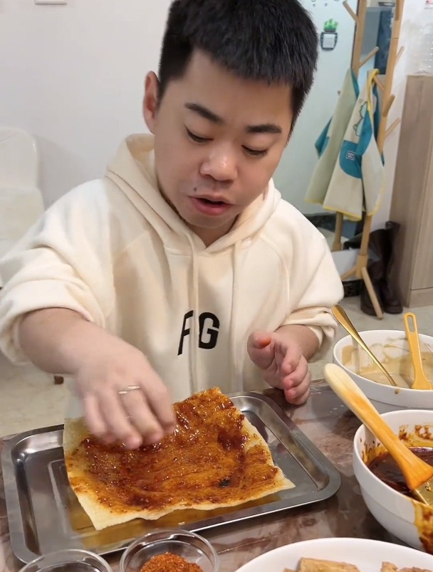 冷面卷臭豆腐,那叫一个香呀