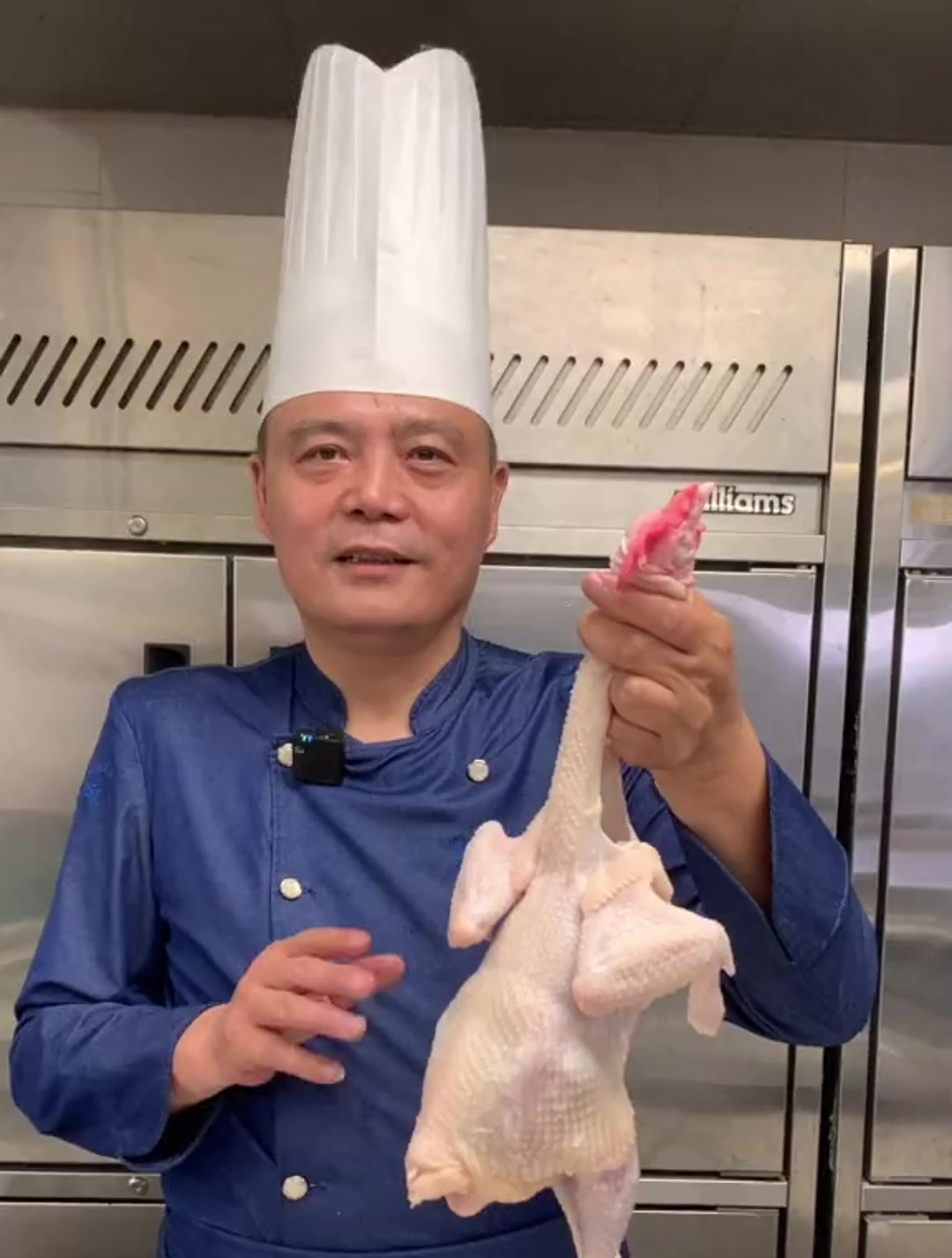 介绍一道顺德名菜“枣茸蒸鸡”,鸡肉香、滑、爽,枣味十足,正!