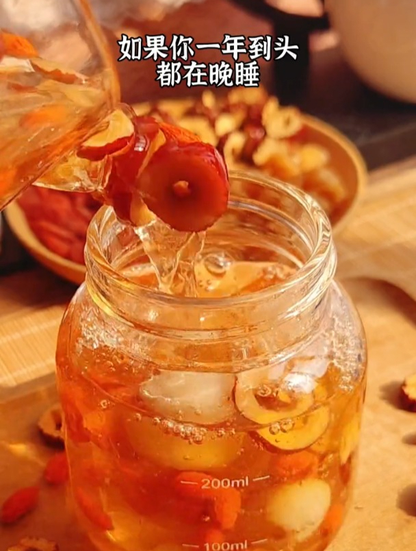 如果需要经常熬夜晚睡的,那么枸杞一定要搭配这两样煮水喝!