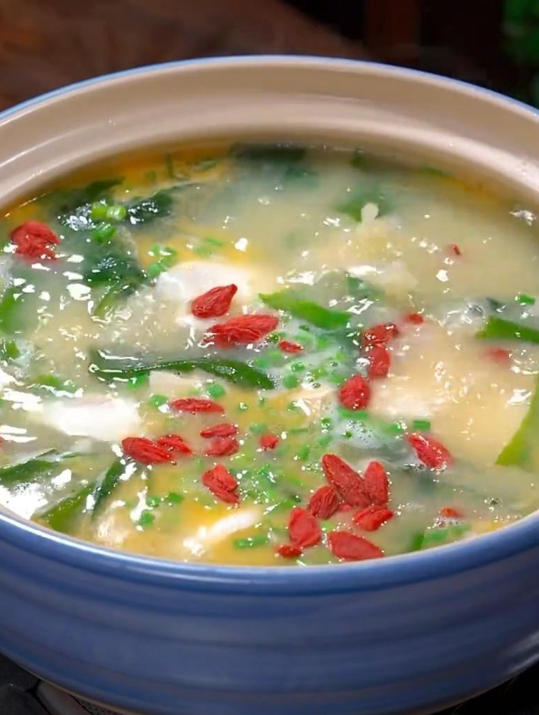 鸭蛋汤鲜美好喝,营养满满