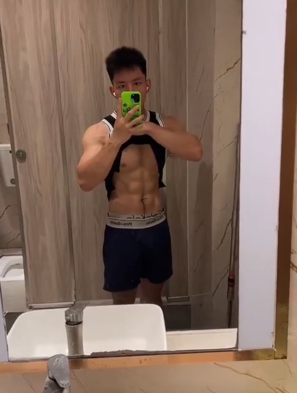 撩起衣服就是八块腹肌,人鱼线漂亮如雕刻,现在的体育生都好棒!