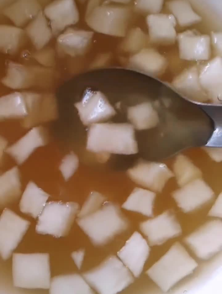 白萝卜上锅蒸熟,蒸出萝卜水加两勺蜂蜜搅拌均匀,温水稀释趁热喝