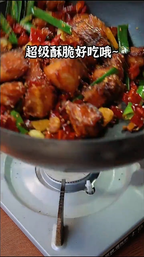 吃完剁椒鱼头后鱼尾别丢了,像我这样做成辣子鱼块,香辣酥脆