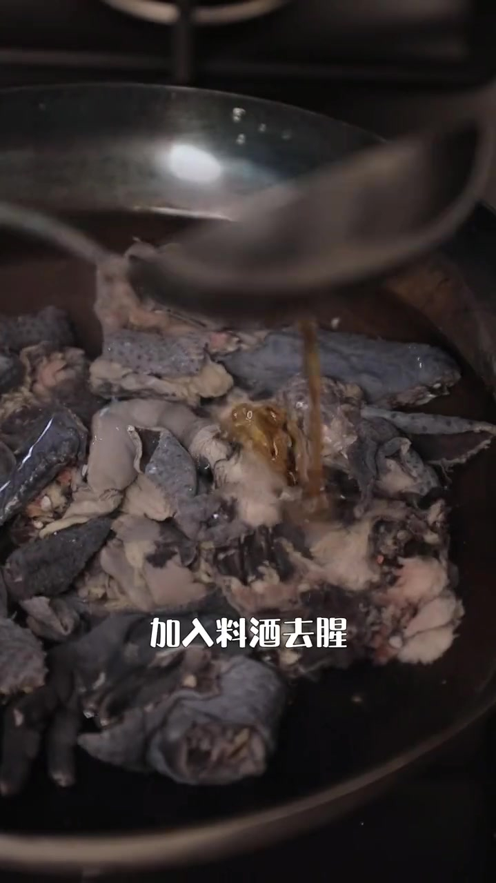 天气越来越冷了家里有老婆有女朋友的一定要多做这个菌菇乌鸡汤