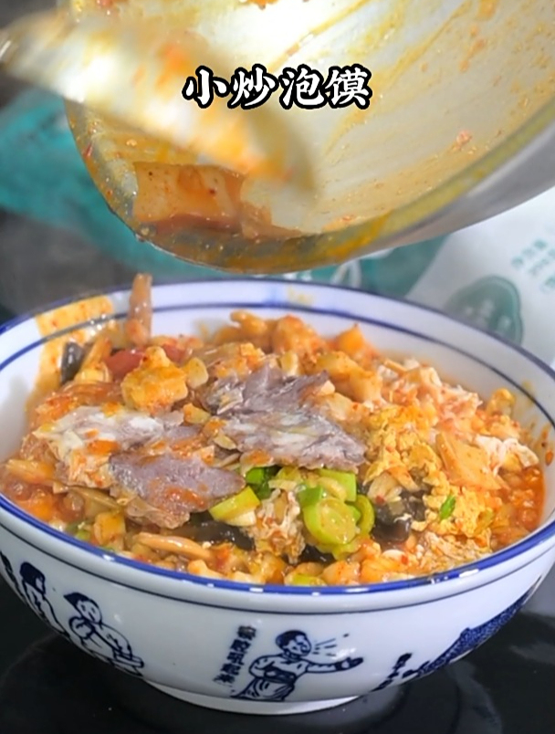 西安牛羊肉泡馍,自己加些配菜也可以做成酸辣小炒泡馍