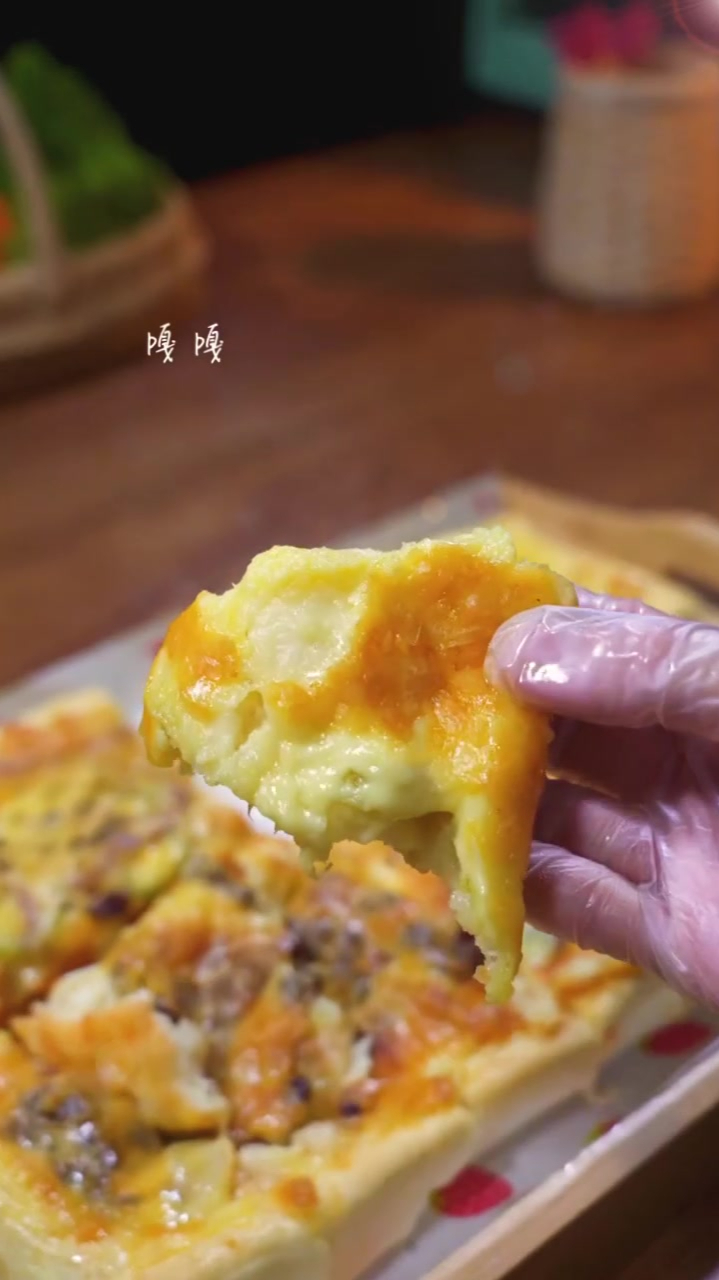 用腊肠做了一款四拼披萨,太好吃了