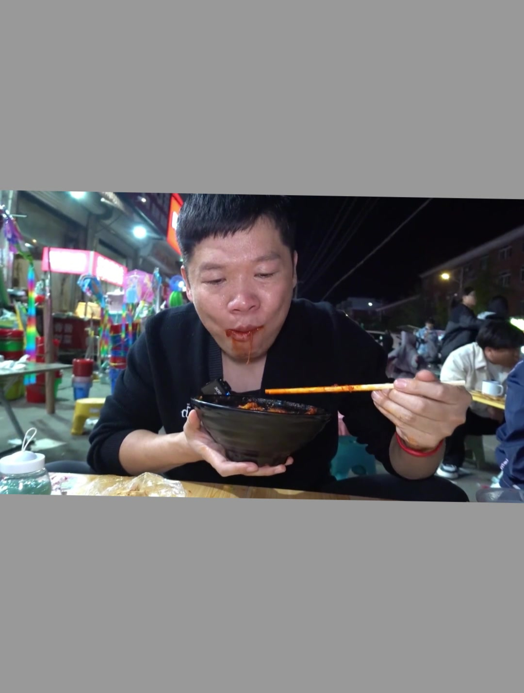 唐山玉田老家怼碗20块的新疆爆辣炒米粉,用肉夹馍解个辣,攒劲儿