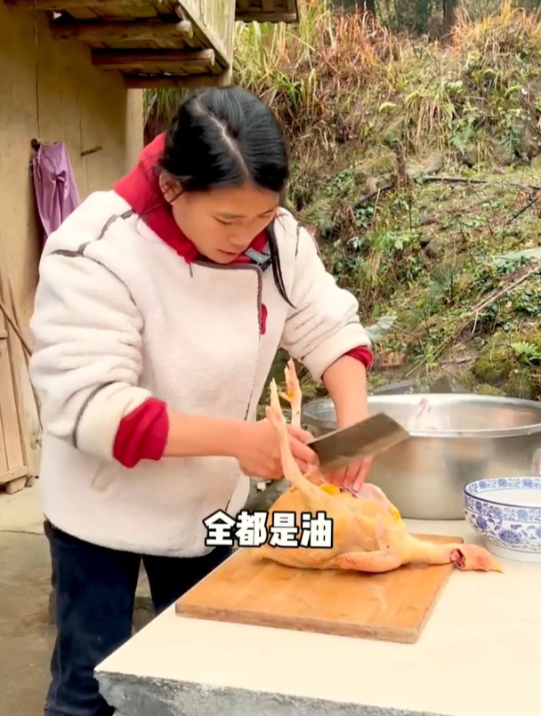 该腊兔肉了,还炖了一锅土豆炖鸡,特别鲜嫩美味,米饭也很好吃