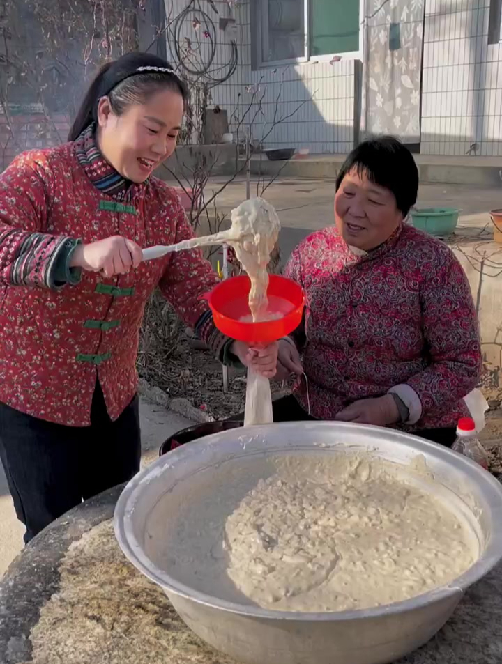 河北这边每年煮的肉的汤灌焖子,太好吃了