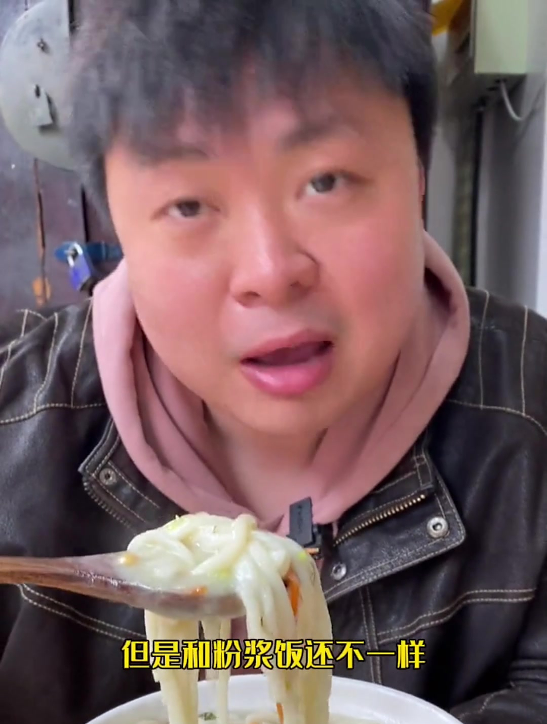 洛阳特色美食便宜还好吃 刚出锅的锅贴配大蒜 这个小味直往上头