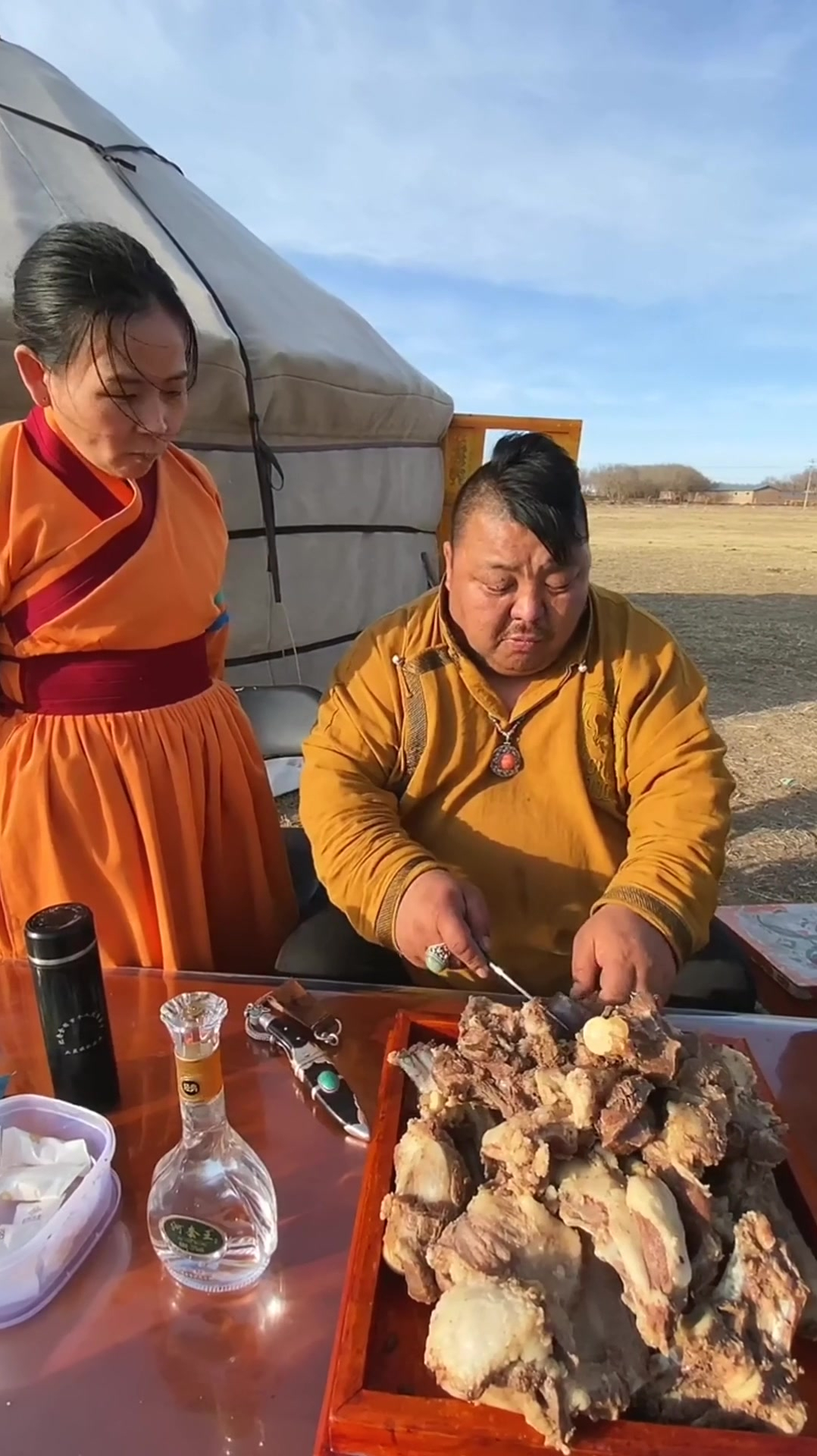 恩克给媳妇做了个肉包,全是瘦肉,太香了