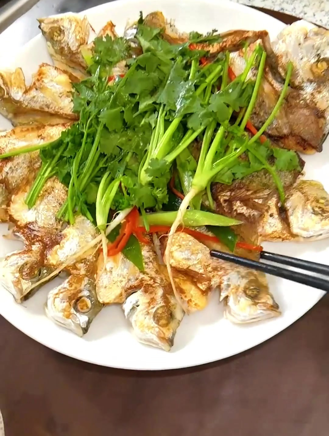 处理好的海鱼用食用盐鱼露腌制20分钟,下入姜片蒜仔,两面煎香
