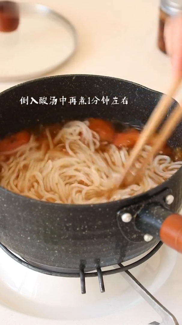 番茄做汤底,再加上酸菜肉末,整锅米线瞬间升华