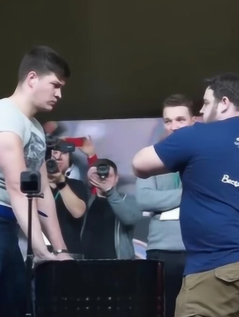 耳光大赛:精神小伙作死挑战巨兽,结果差点就开席了!2