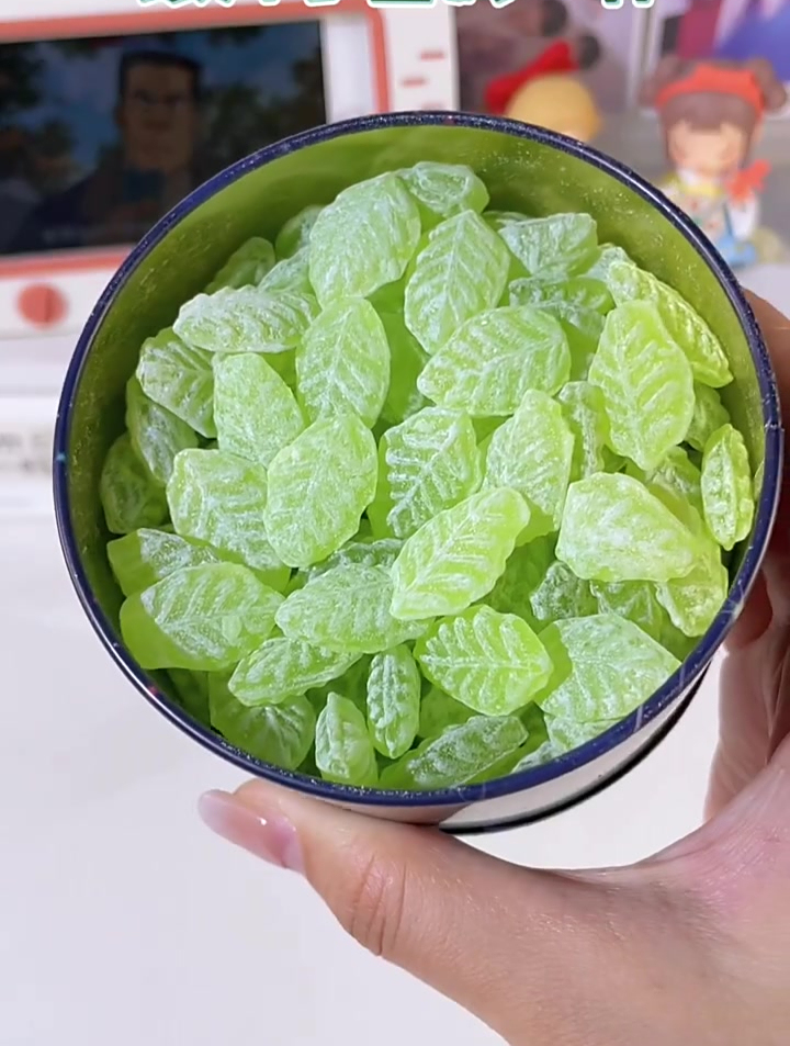 满满的一桶抹茶冰激凌