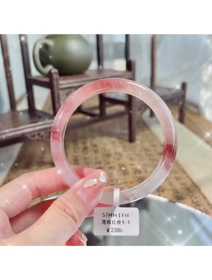 何如花烛夜,轻扇掩红妆鸡血玉手镯鸡血玉手镯