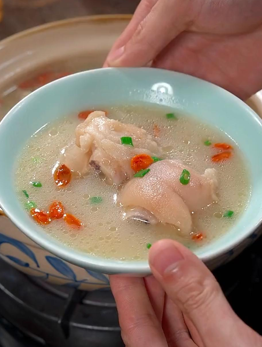 这样炖的猪蹄汤,汤汁奶白浓郁