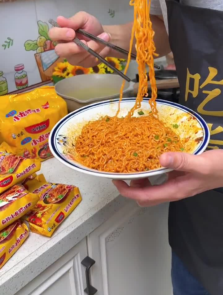 吃宵夜了吗?试下白象小龙虾拌面真的超级无敌好吃!