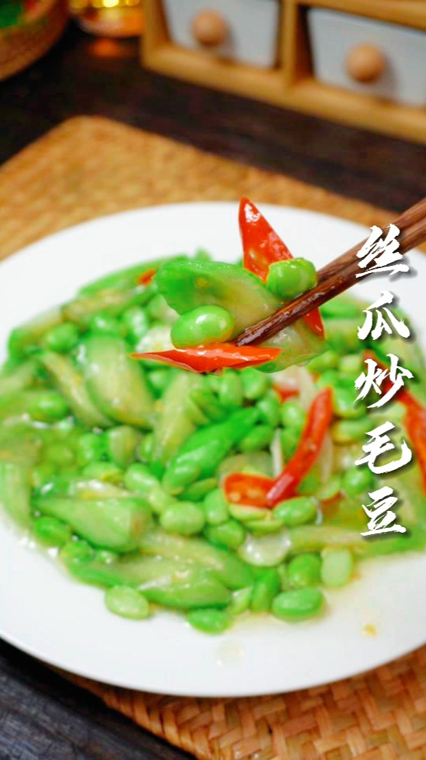 你炒的丝瓜,是不是颜色发黑还不好吃,其实第一步就错了~