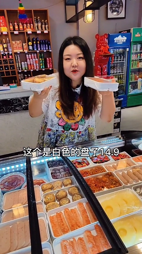 按照盘子颜色算账的烤肉店,真实惠啊