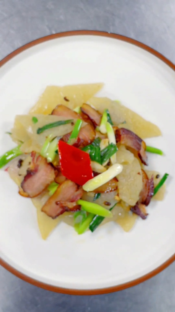 经典地方菜,洋芋粑粑炒腊肉