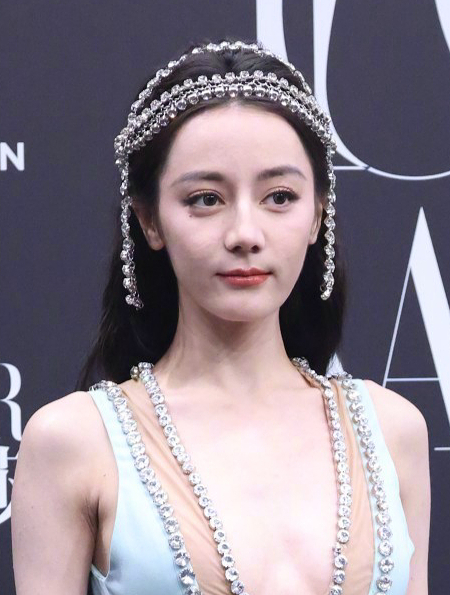疲惫显老?迪丽热巴「芭莎红毯美人鱼」造型!直接审判多角度视频