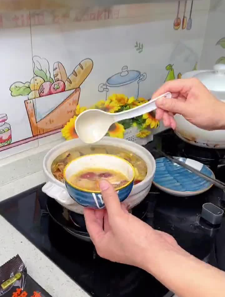 妈妈再也没有说我煲的汤不好喝了,加上海底捞汤料包