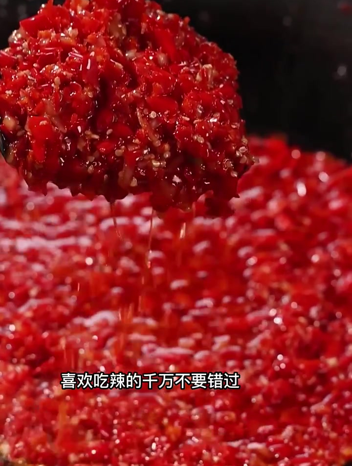 湖南的辣椒酱 用的都是农村种植的野山椒 很辣很下饭 辣椒酱