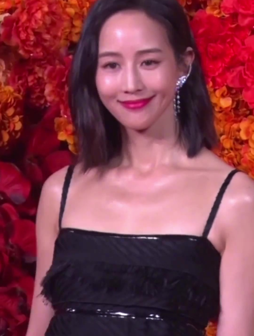 张钧甯一袭黑色蛋糕裙妩媚动人