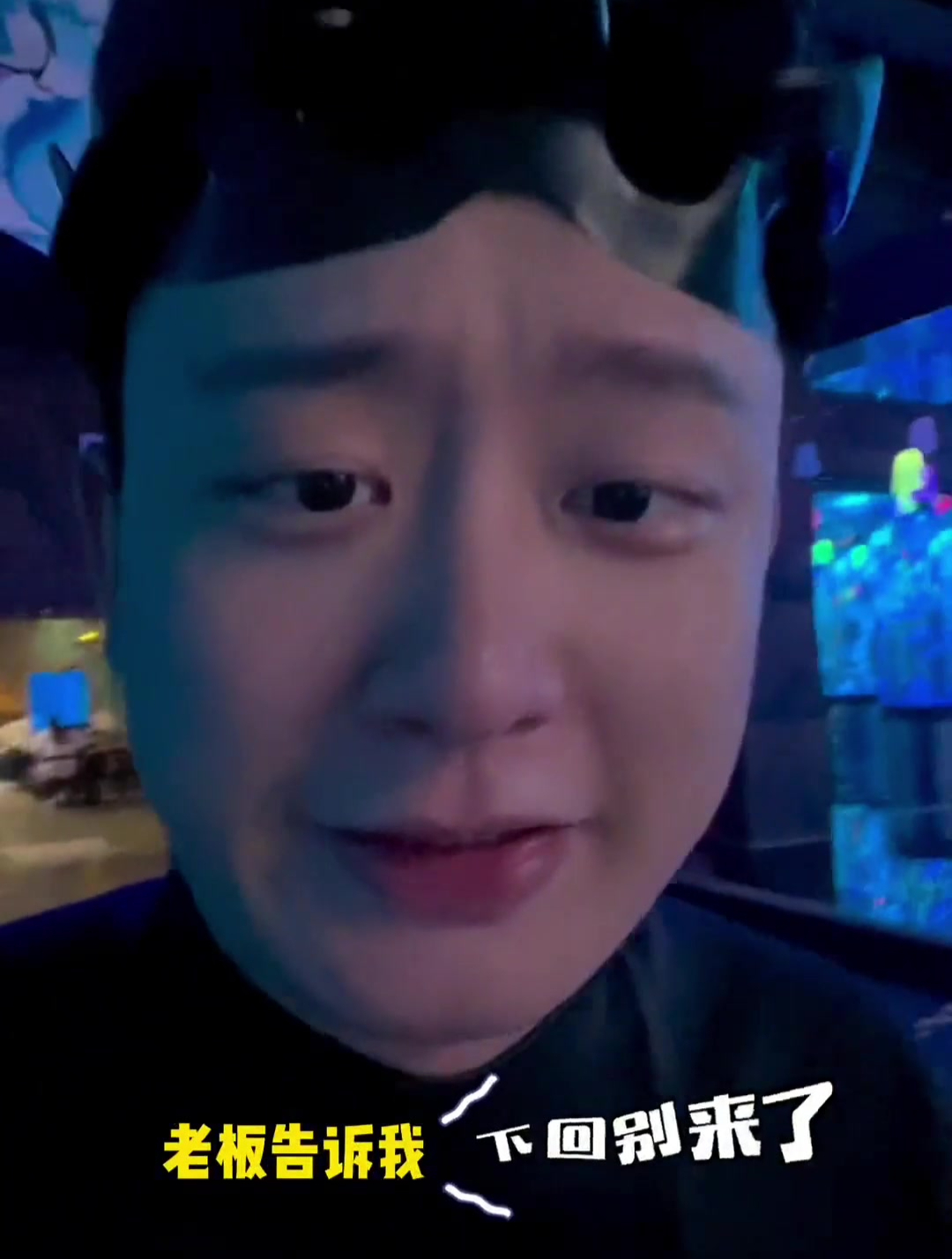 海洋馆潜水擦鲨鱼缸是种什么体验?