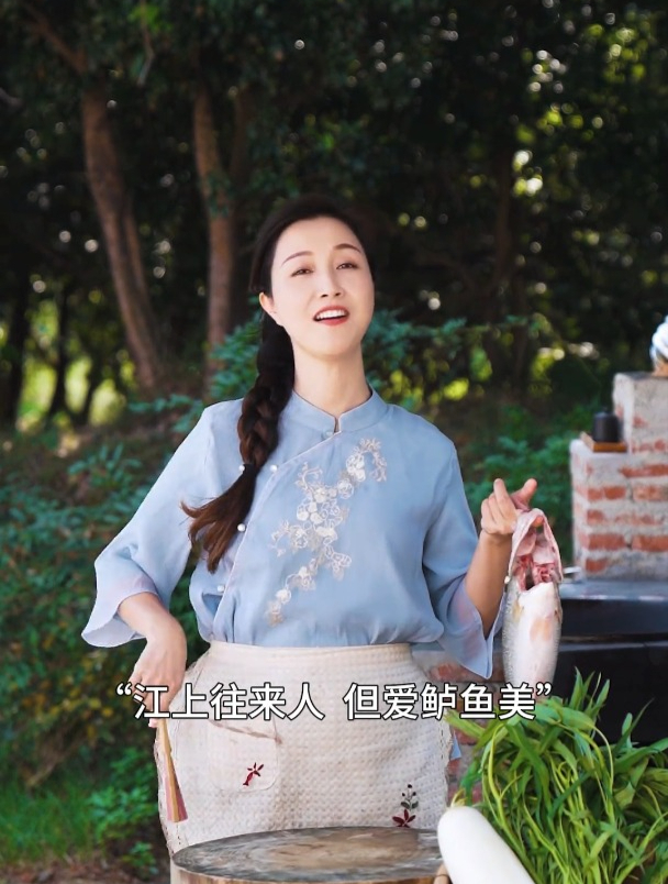 家常做法的清蒸鲈鱼怎么做好吃?掌握两个窍门和饭店的一样好吃!