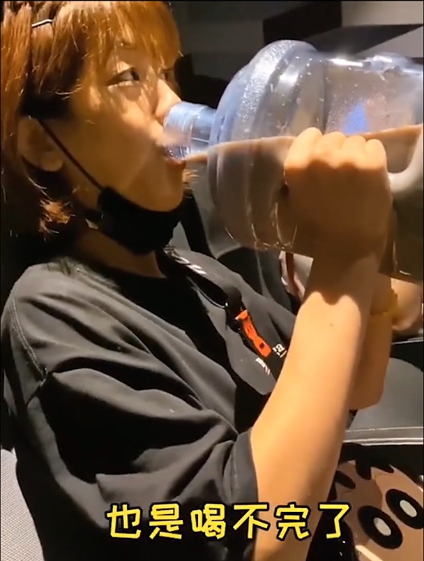 拎着一大桶奶茶上街,是什么体验