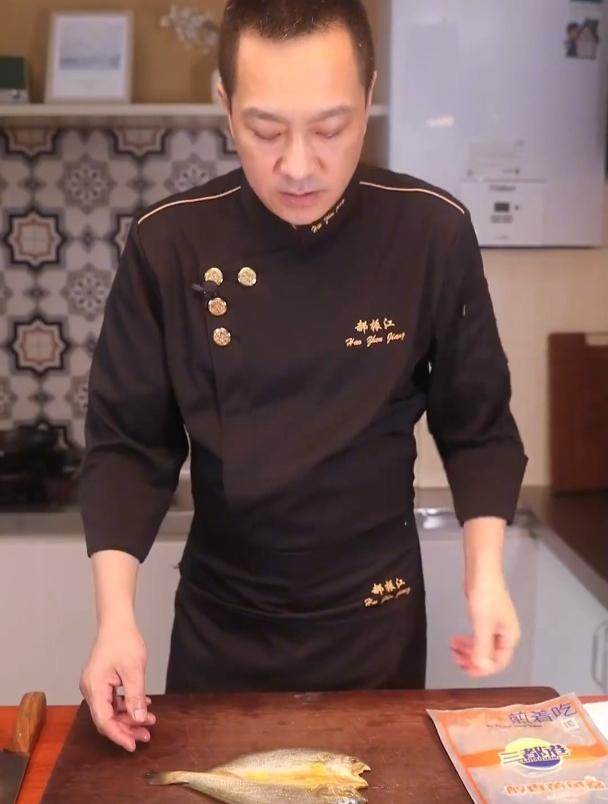 为什么我爱吃黄鱼鲞,收拾鱼觉得麻烦,这直接下锅煎,皮酥肉嫩它