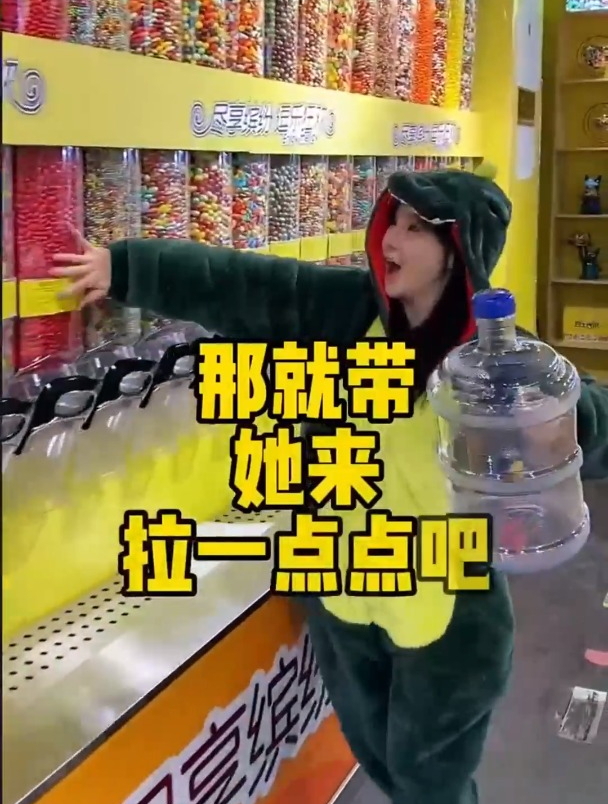 妹妹想挑战用水桶拉巧克力豆,那就拉一点点吧