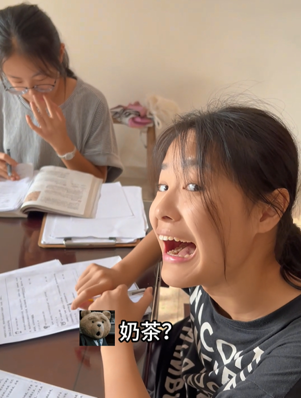 这苹果汁看着真像奶茶