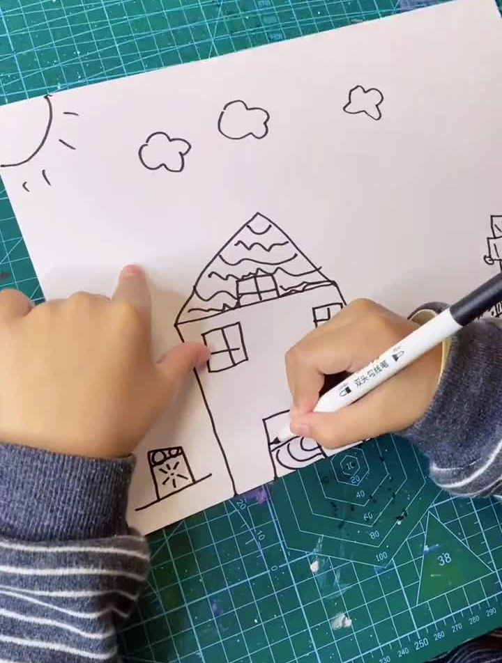 弟弟又在画画了,问他画的什么,说是蛋糕店开业了