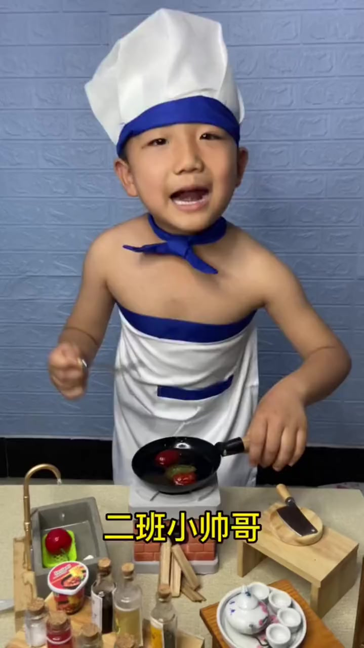视频中的小孩自从有了这个迷你小厨房,业余时间抢着要做饭