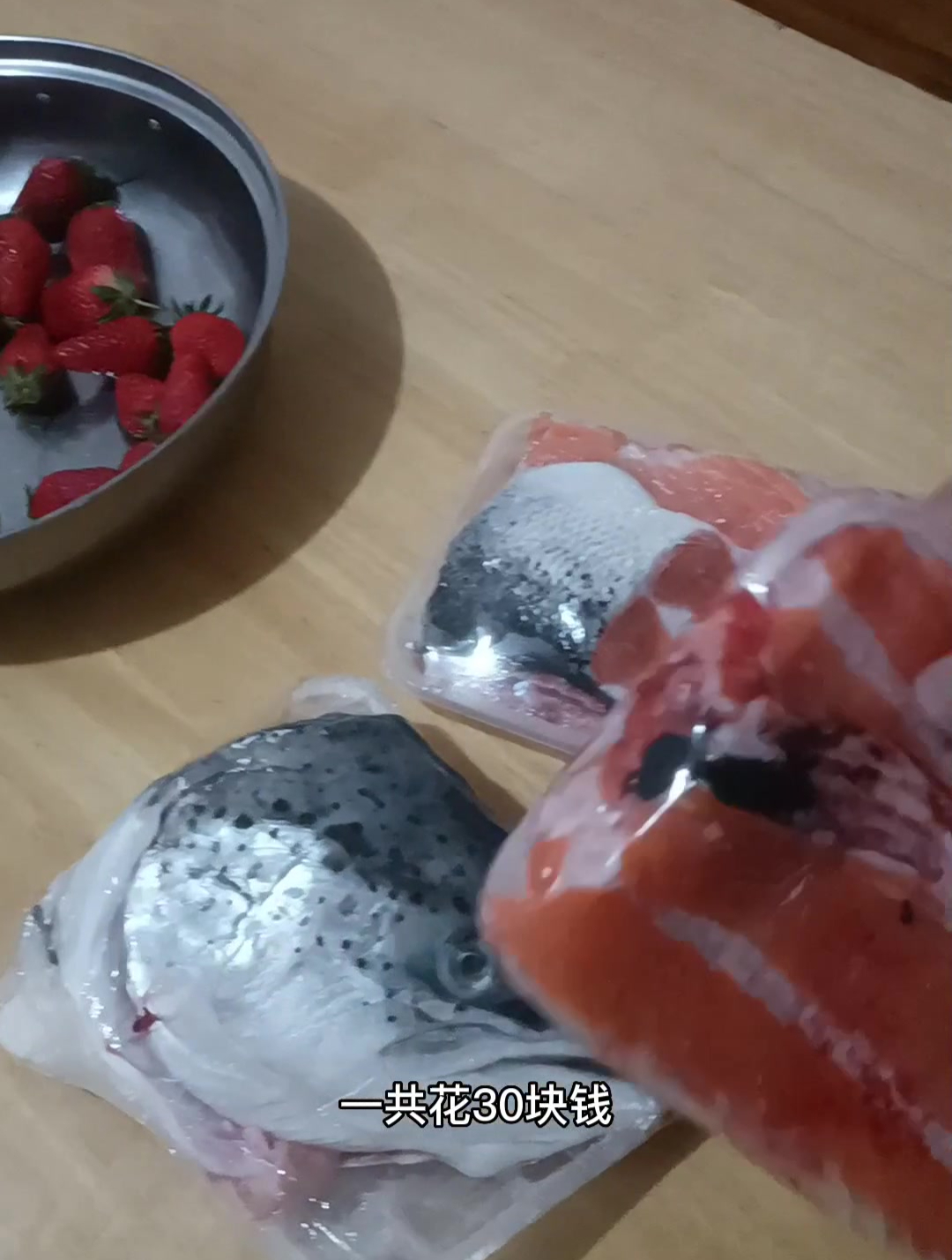 150元一斤的三文鱼张大宝花30元做一盆,父女俩吃美了,太好吃了