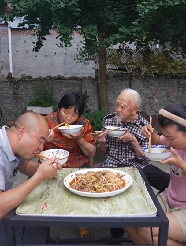猪肝拌面你们肯定没有吃过吧?看完学会在家也能做!
