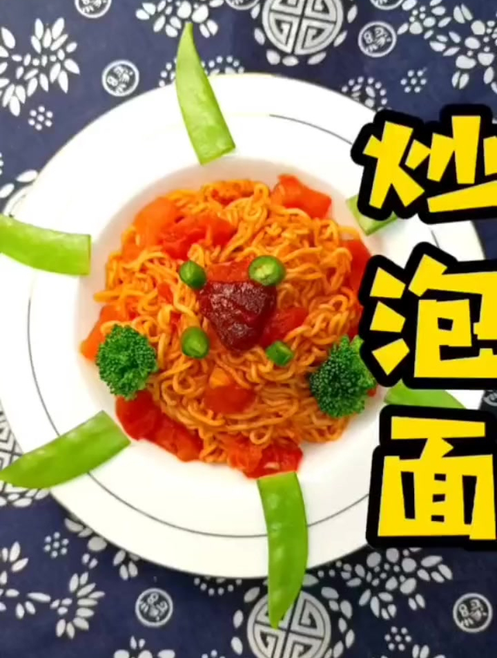 泡面的多种吃法,炒一炒,配上辣椒酱拌着吃