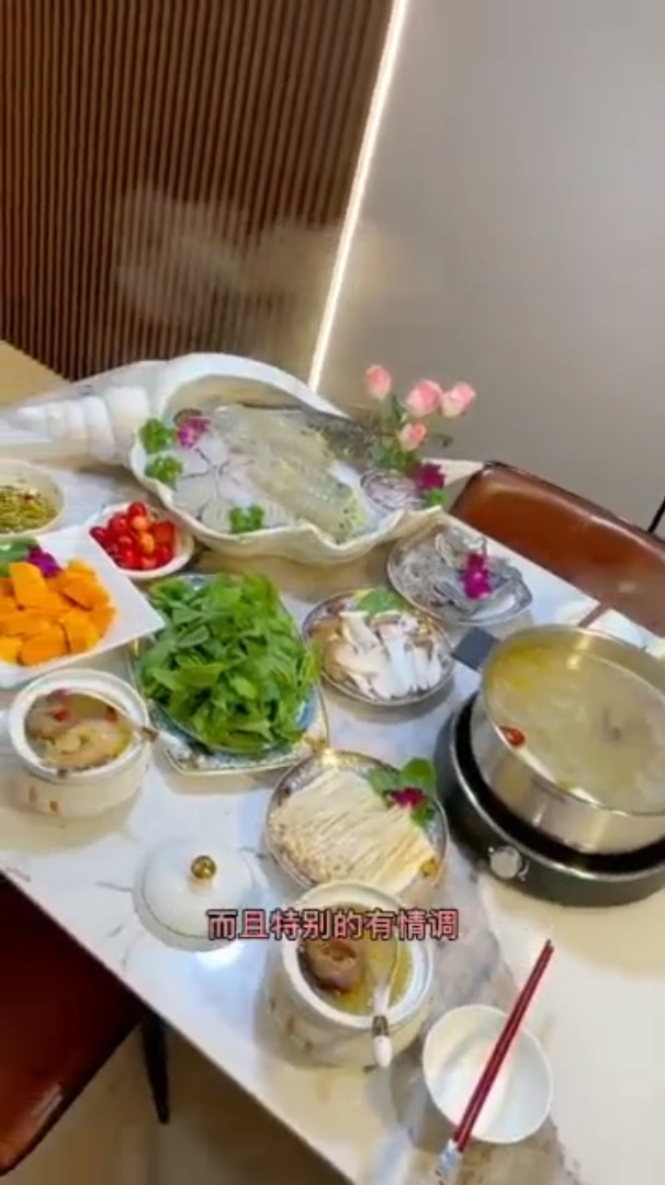 最近吃海鲜都馋了,那就做一个乱炖海鲜锅满足他