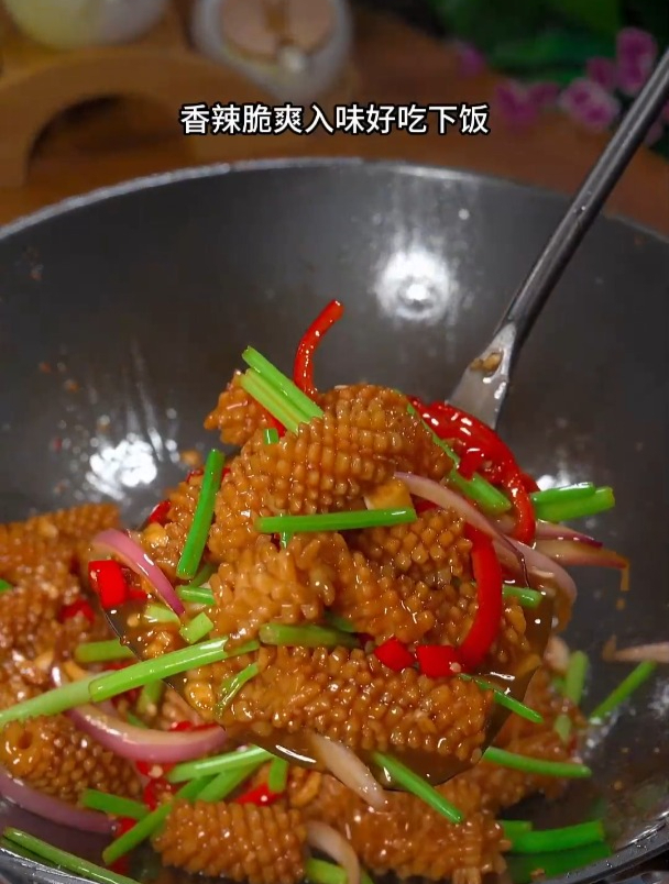 如果你也喜欢吃鱿鱼那就像我这样做道香香辣辣的爆炒花吧!